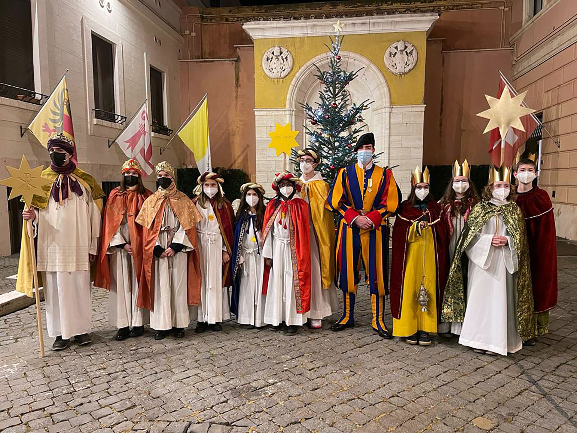 Les délégations de Chanteurs à l’étoile du Tyrol du Sud (Italie), de Suisse et d’Allemagne posent avec un Garde suisse | © MIssio