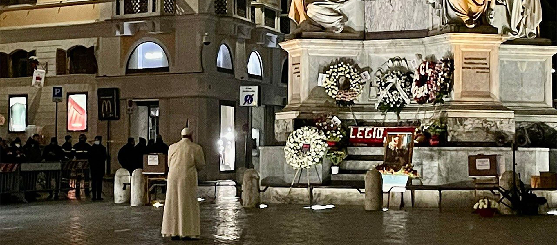 Le pape est venu, à l'aube, se recueillir devant la statue de la Vierge immaculée, place d'Espagne, à Rome | © Vatican News