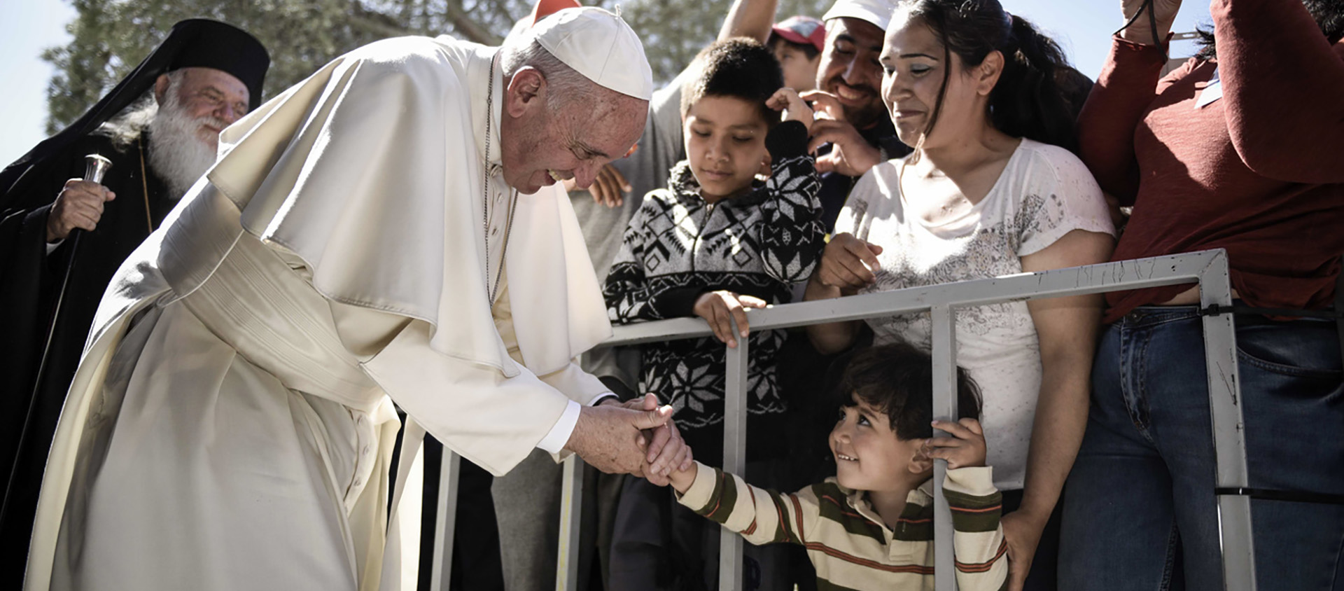 En 2016, le pape rencontrait des migrants dans le camp de réfugiés de Moria (détruit par un incendie en sept. 2020), sur l'île de Lesbos | © Keystone/A.Bonetti/Greek Prime Minister's Office via AP