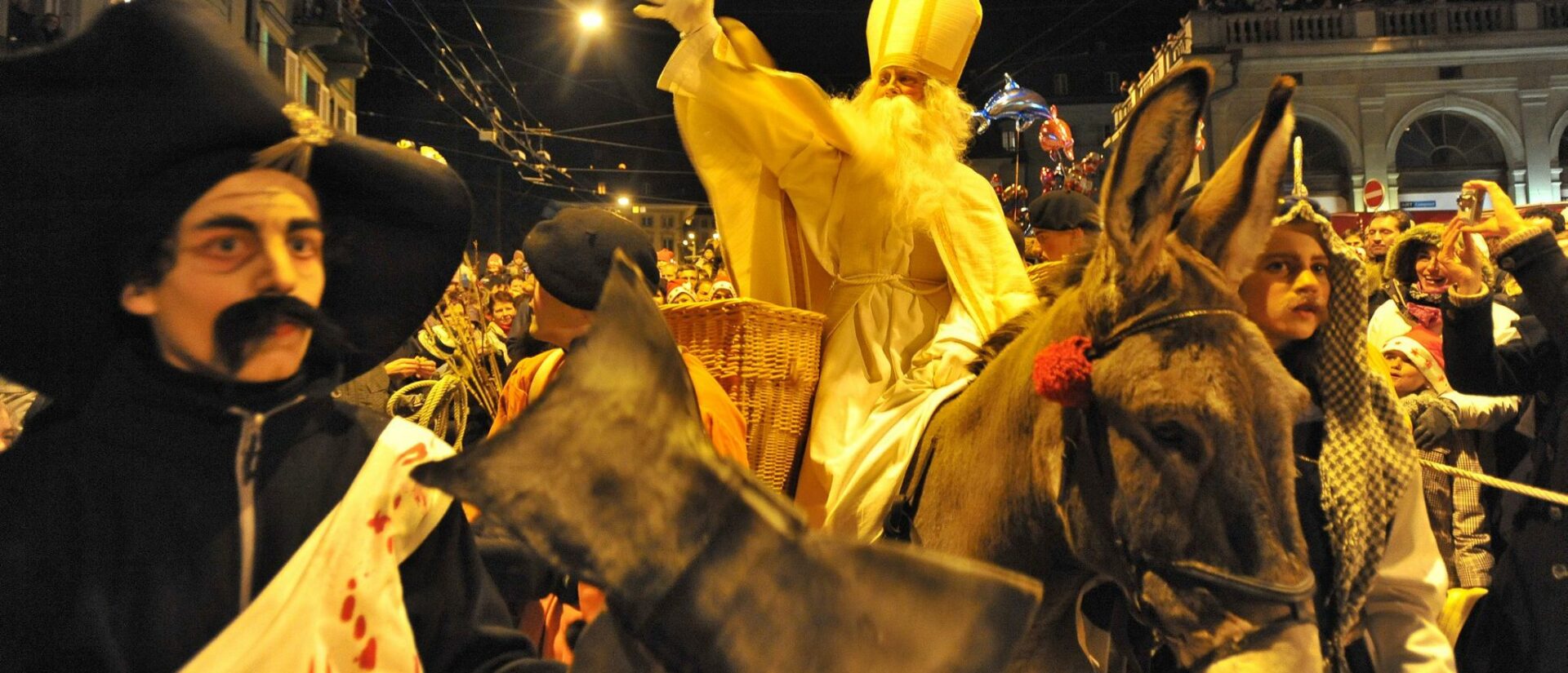 L'âne "Babalou" a accompagné saint Nicolas lors de 17 cortèges à Fribourg | ici en 2009 © Lib/Alain Wicht