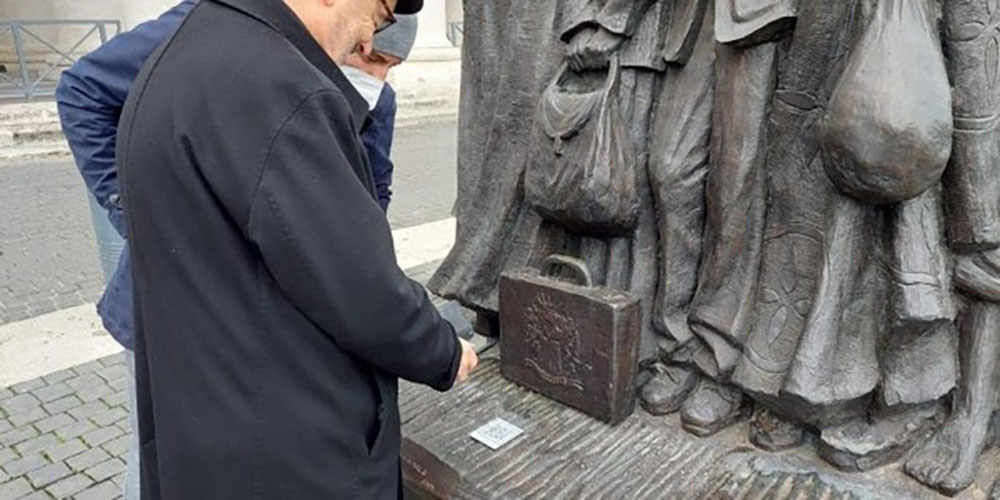 Le cardinal Czerny scannant le QR code qui donne des informations sur l’œuvre d'art "Angels unawares", située place Saint-Pierre| © Dicastère pour le service du développement humain intégral