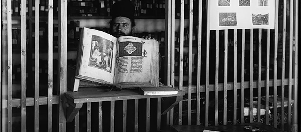 Sinaï. Intérieur de la célèbre bibliothèque du monastère de Sainte-Catherine entre 1898 et 1914./ ©American Colony/Jérusalem.