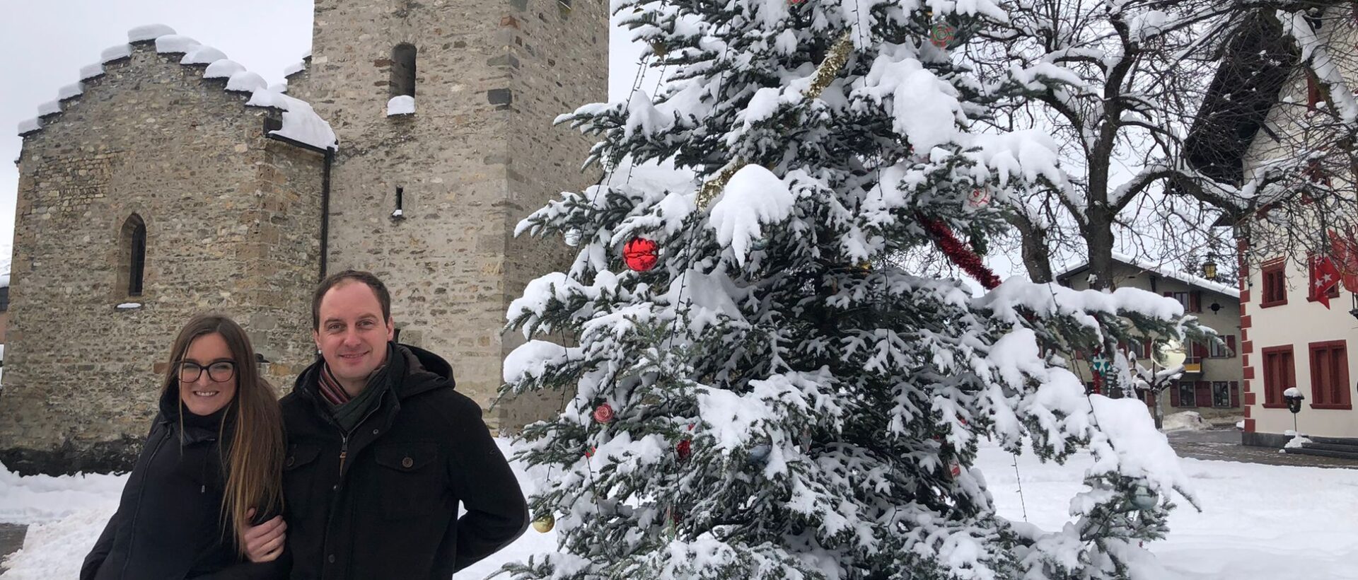 Olivier et Delphine devant l'église de Savièse où tout a commencé. | DR