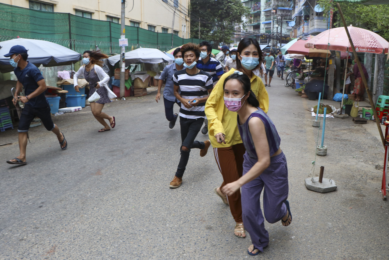 Suite au coup d'Etat du 1er février 2021 en Birmanie, les manifestations populaires ont été durement réprimées - ici à Yangon en avril 2021 | © AP/Keystone