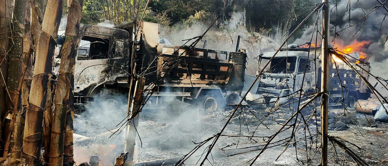 Cette photo prise par les forces de défense Karenni (KNDF) montre des véhicules en feu suite à l'attaque de l'armée birmane sur le village de Mo So, Etat de Kayah, qui a fait près de 40 victimes civiles | © KNDF via AP/Keystone