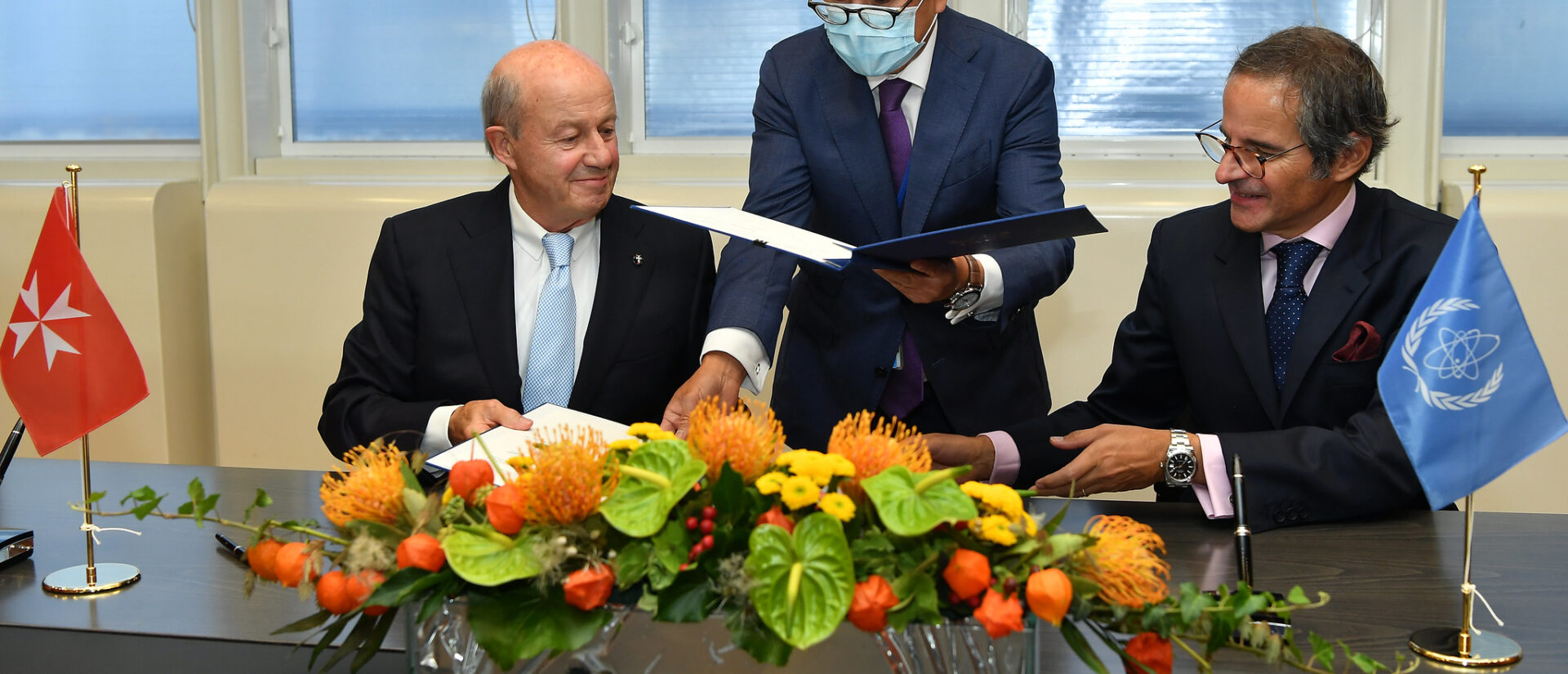 Le statut souverain de l'Ordre de Malte lui permet d'entretenir des relations diplomatiques | photo: signature d'un accord entre le représentant de l'Ordre de Malte, Alberto Dona et l'Agence internationale de l'énergie atomique (AIEA) en 2020 © AIEA Imagebank/Flickr/CC BY 2.0