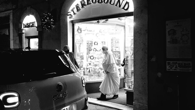 Le pape François à la sortie d'un magasin de disques | twitter Javier Martinez-Brocal  