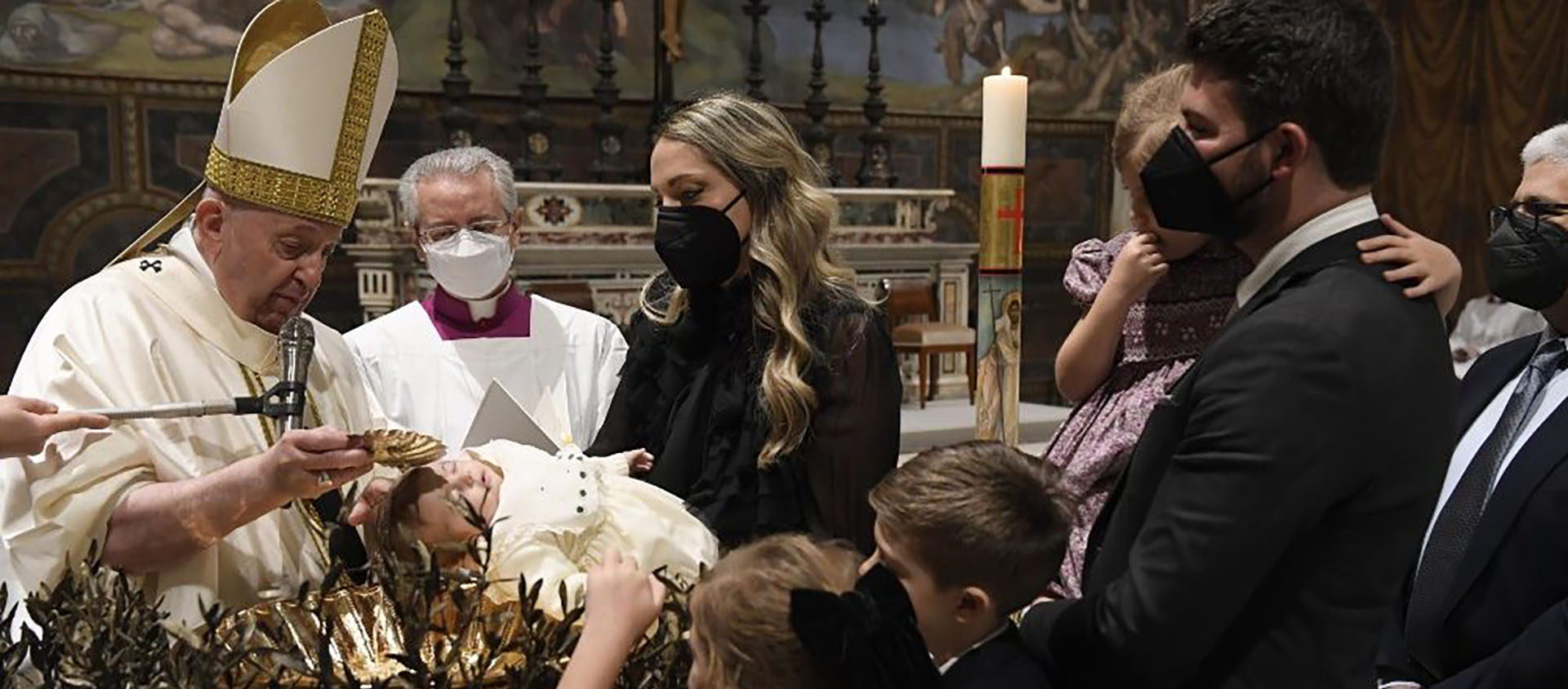 Dès le 9 janvier, le masque FFP2 était porté à la chapelle Sixtine lorsque le pape a baptisé des enfants | © Vatican Media
