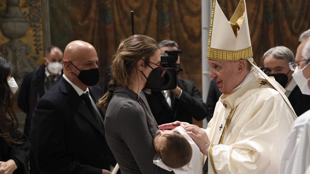 Le pape François baptise 16 enfants dimanche 9 janvier 2022 © Vatican Media