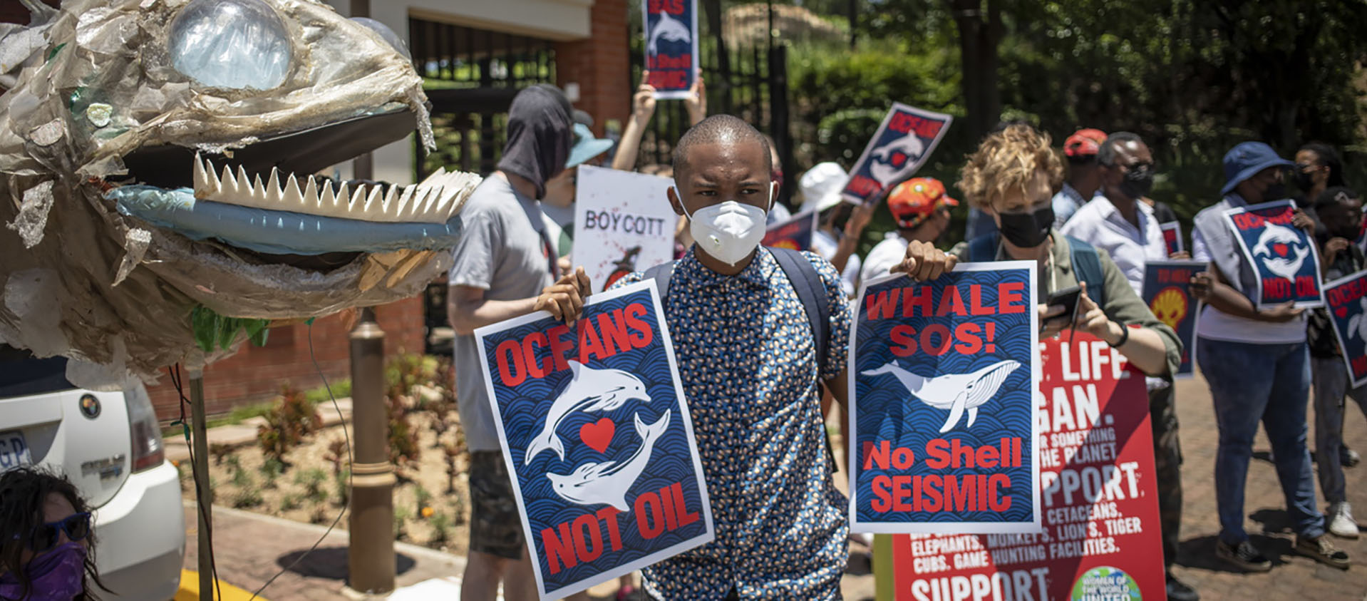 Des militants écologistes de différentes organisations manifestent devant le  le siège de Shell à Sandton, à Johannesburg | © Keystone/EPA/Kim Ludbrook