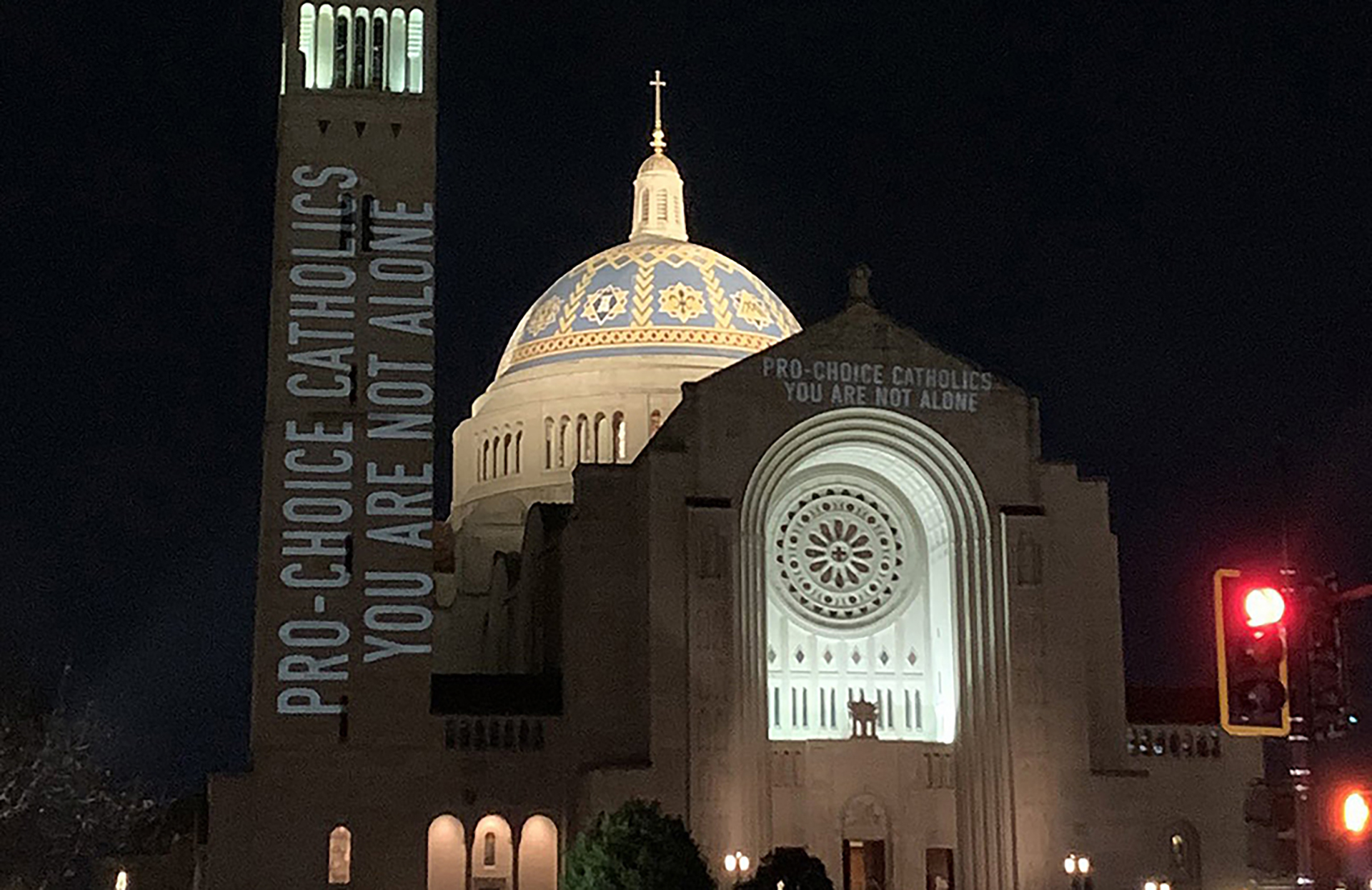 Projection de slogans pour l'avortement sur le sanctuaire national de Washington (CNS photo/Ashley Wilson, courtesy Catholics for Choice)