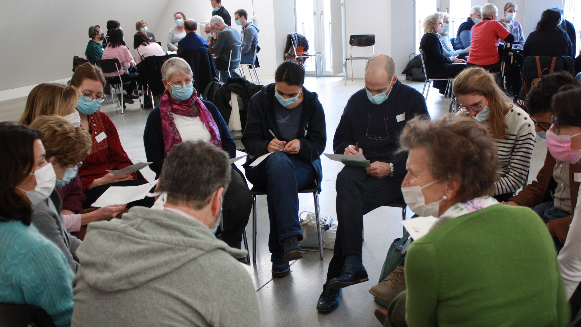 Qu'est-ce que l'Eglise? Discussion en groupe  lors de la 1er rencontre synodale à Fribourg | © Bernard Bovigny, cath-fr