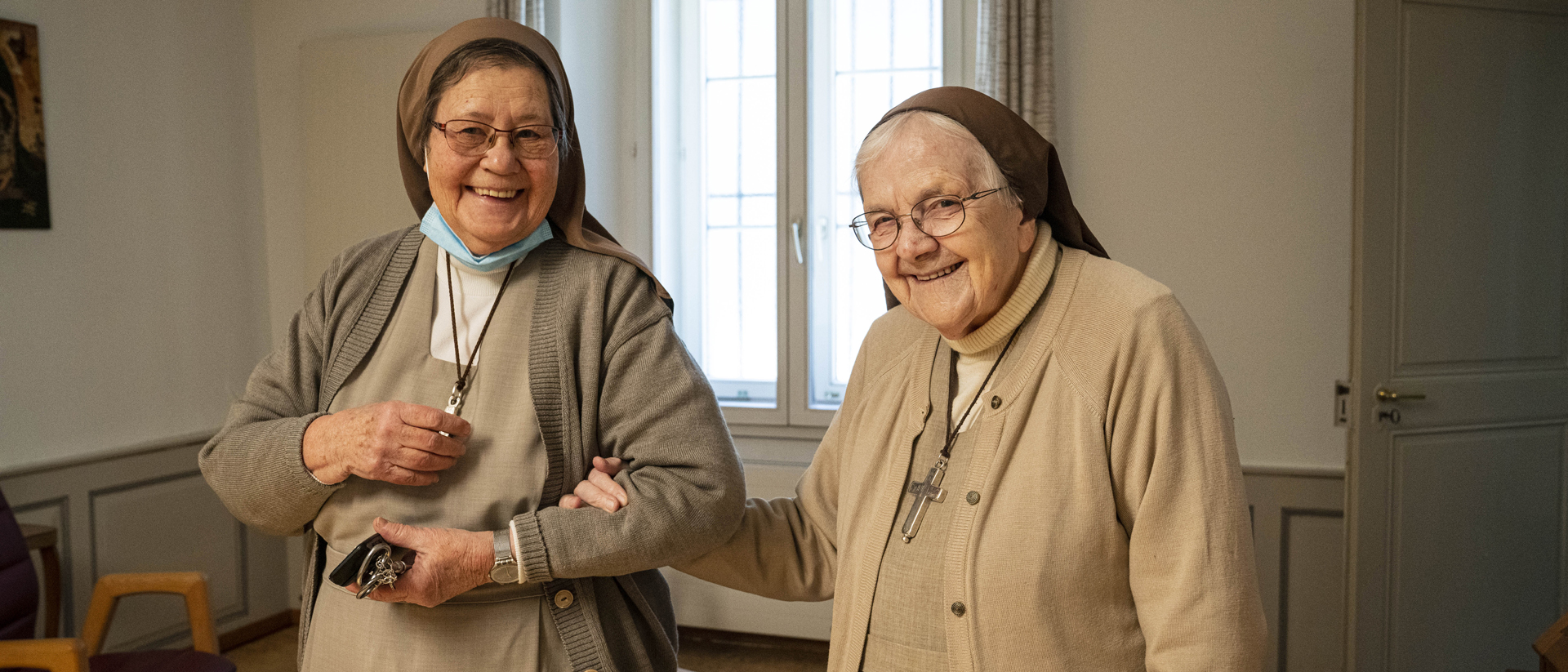 Sœur Marie-Dominique (à d.), avec une consœur, au monastère de la Visitation à Fribourg | © Vera Rüttimann