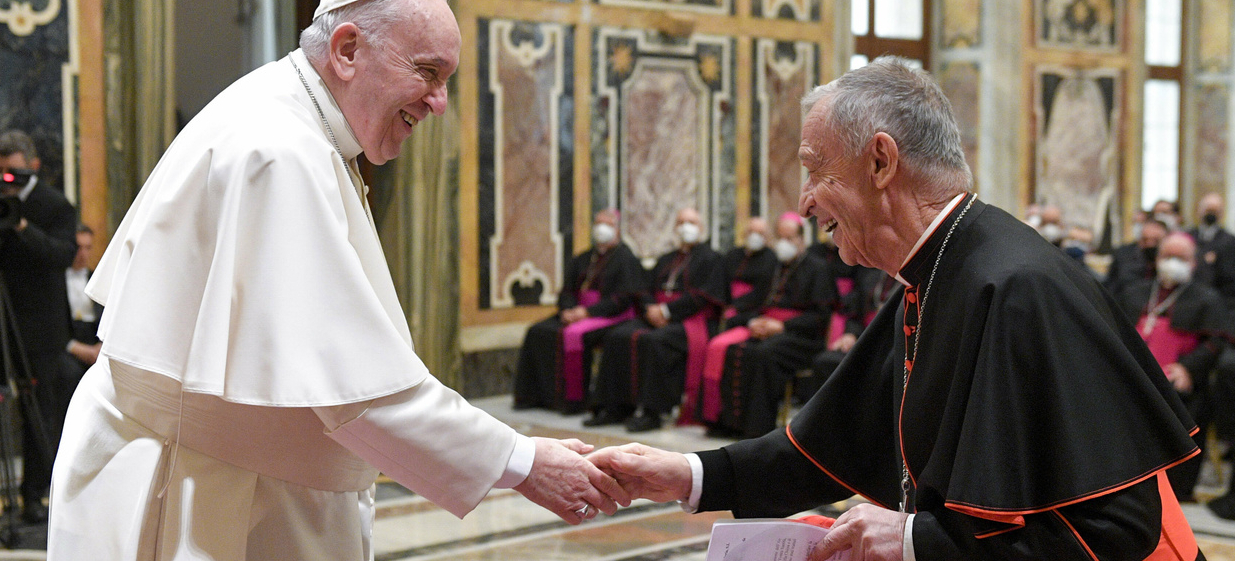 Le pape François s'entoure naturellement de personnes parlant sa langue maternelle. Ici avec le cardinal espagnol Luis Ladaria, préfet de la Congrégation pour la doctrine de la foi | © Keystone/DPA/Vatican Media/Spaziani