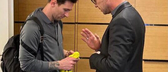 Mgr Gobillard bénit Lionel Messi lors de la remise du maillot dédicacé | © Gobillard