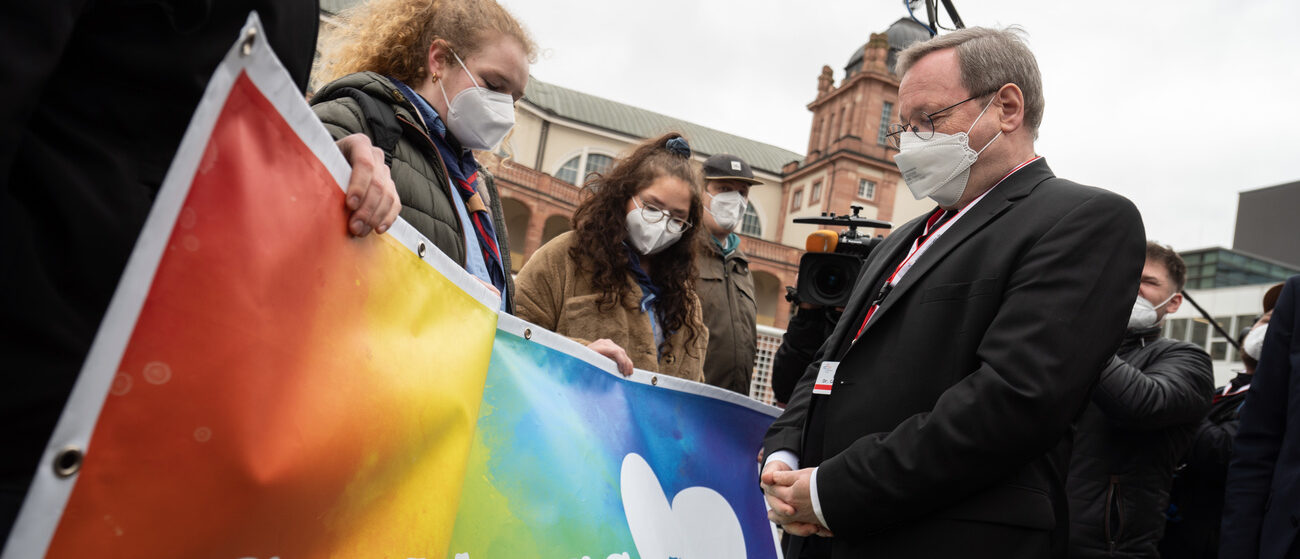 Le chemin synodal allemand souhaite un changement de la morale sexuelle de l'Eglise | photo: Mgr Georg Bätzing, président de la Conférence des évêques allemands rencontre des manifestants pro-LGBT à Francfort, le 3 février 2022 © KEYSTONE/DPA/Sebastian Gollnow