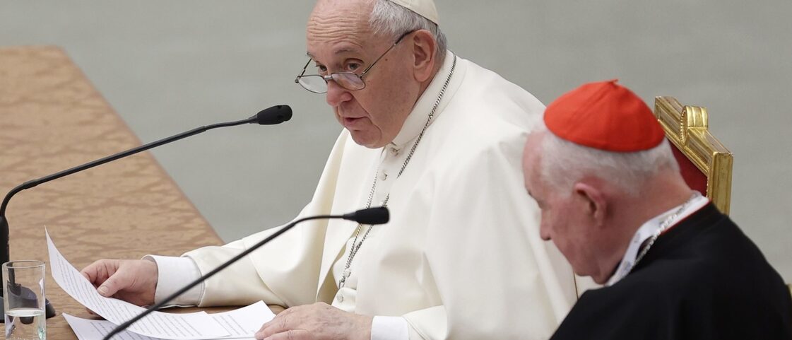 Le pape François, avec à ses côtés le cardinal Marc Ouellet, a prononcé un discours fort en ouverture du symposium sur le sacerdoce | © KEYSTONE/MAXPPP/Riccardo De Luca