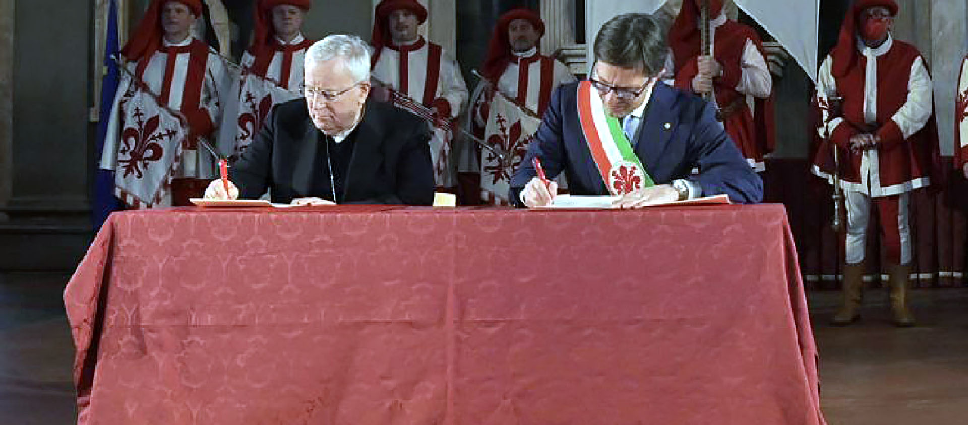 Le cardinal Bassetti, président de la Conférence épiscopale italienne, et le Maire de Florence, Dario Nardella, signent la "Charte de Florence" | © Conf. épiscopale italienne