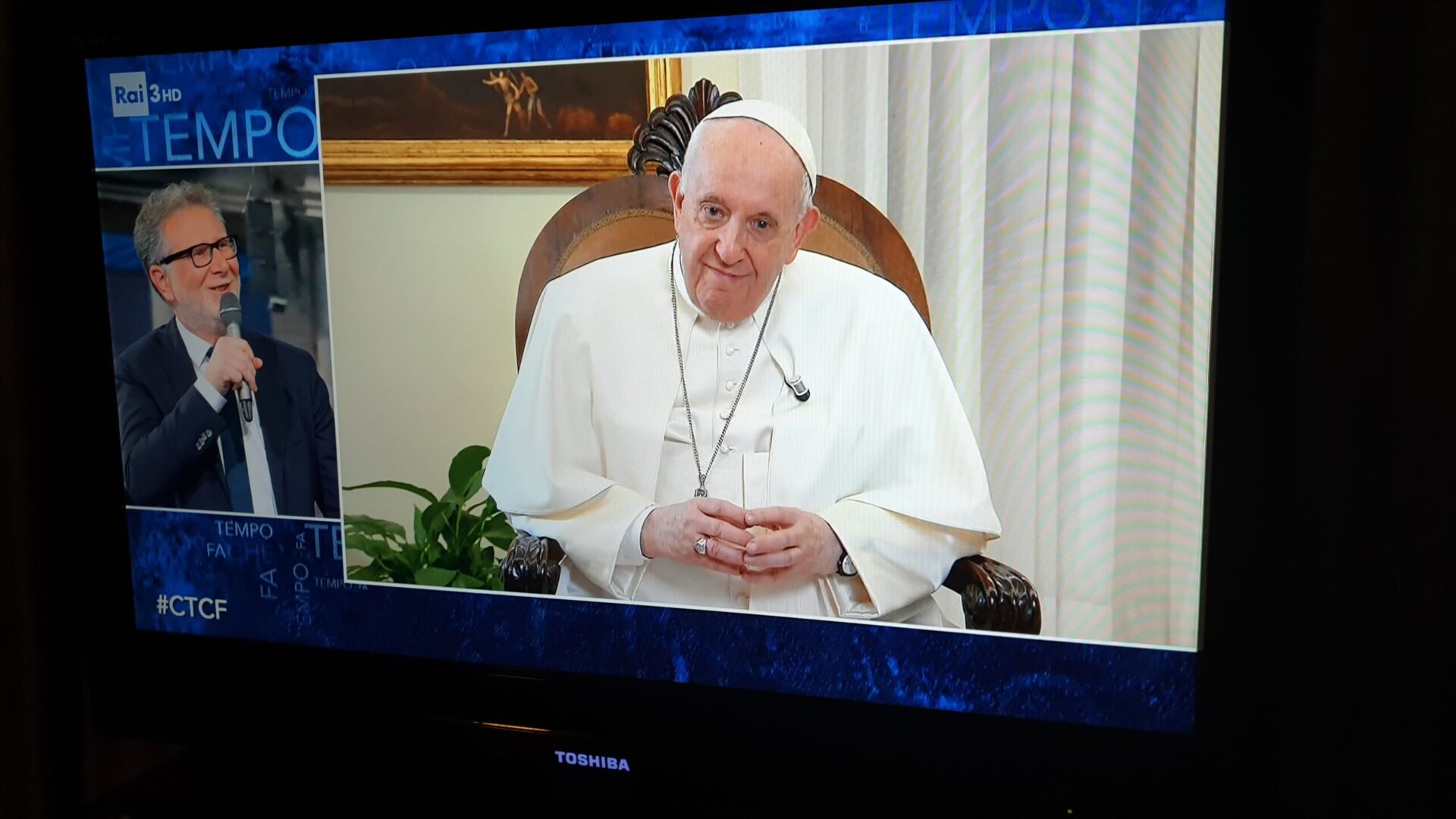 Le pape François interviewé par le journaliste Fabio Fazio durant le talk-show de RAI 3 - une première pour un pontife | © Cristina Vonzun