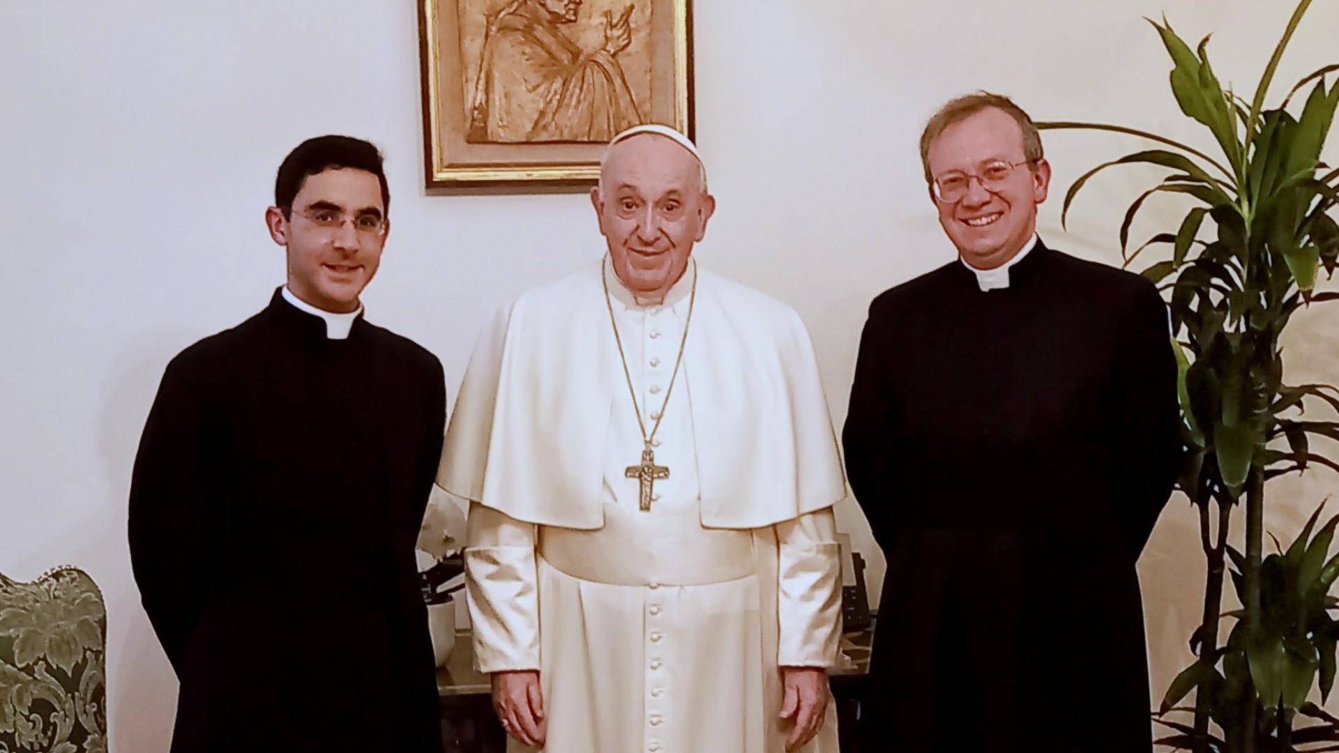 Abbé Benoît Paul-Joseph (à gauche) et abbé Vincent Ribeton (à droite) avec le pape François  | © Fraternité Sacerdotale Saint-Pierre