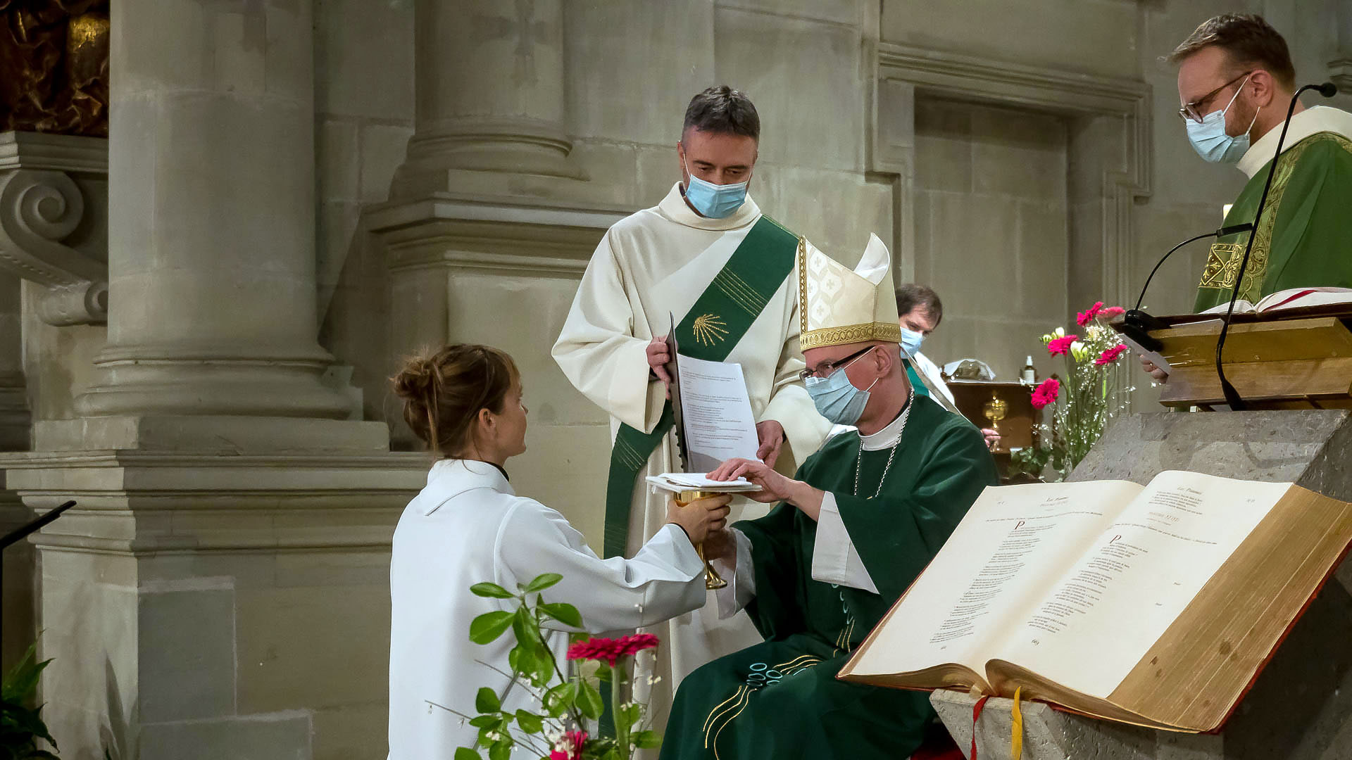 Virginie Udriot reçoit le calice des mains de Mgr Morerod | © Maurice Page 