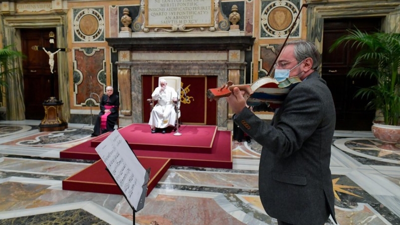 Le "violon de Lampedusa" joue "La vita e bella" pour le pape François | vatican.va