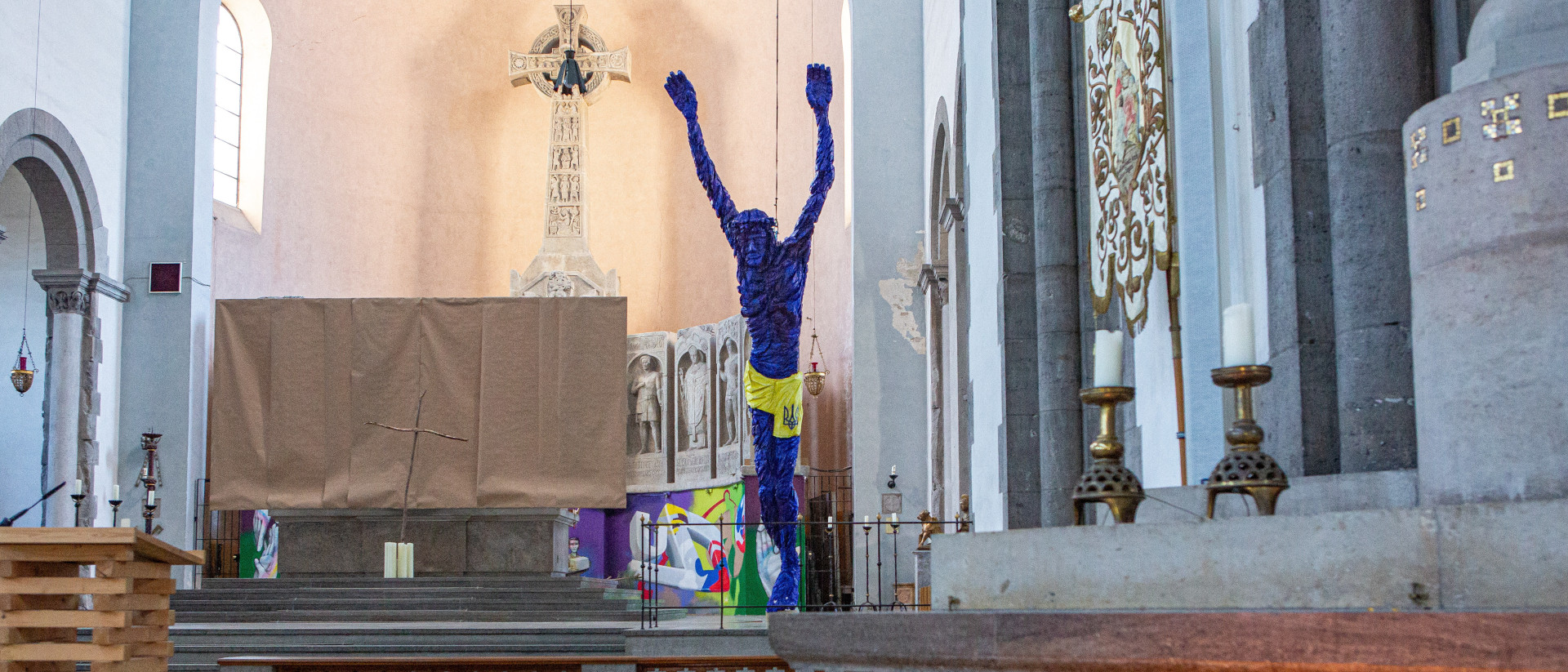 Le Christ de 7 mètres de haut a été installé dans l'église St-Maximilien de Munich | © KNA