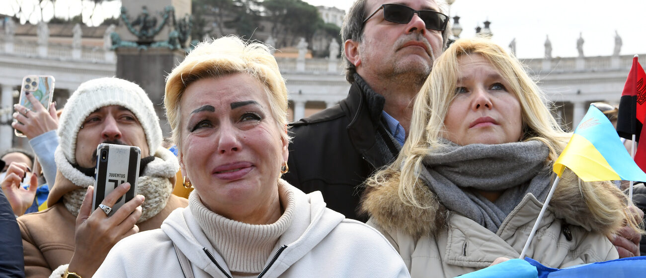 Qu'est-ce que le pape François peut-il faire pour aider les Ukrainiens? | Photo: des Ukrainiens sur la Place Saint-Pierre, lors de l'Angélus du 27 février 2022 © Maria Laura Antonelli / Avalon Keystone-photoshot