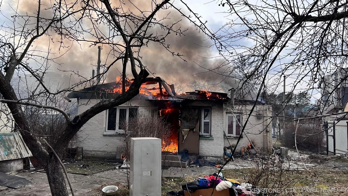 Maison en flammes à Kiev après un bombardement, le 4 mars 2022 | /KEYSTONE/CTK/Pavel Nemecek