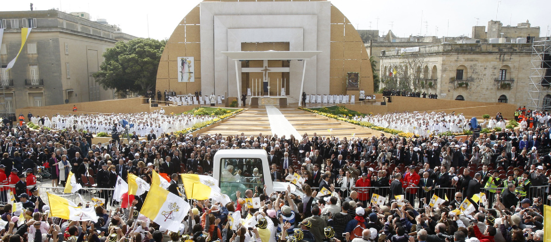 Des fidèles applaudissent l'arrivée du pape Benoît XVI à Floriana, à Malte, le dimanche 18 avril 2010. Le pape a rencontré un groupe de victimes d'abus sexuels et leur a promis que l'Église catholique ferait tout pour punir les prêtres abusifs et protéger les jeunes à l'avenir | © Keystone/AP Photo/Antonio Calanni