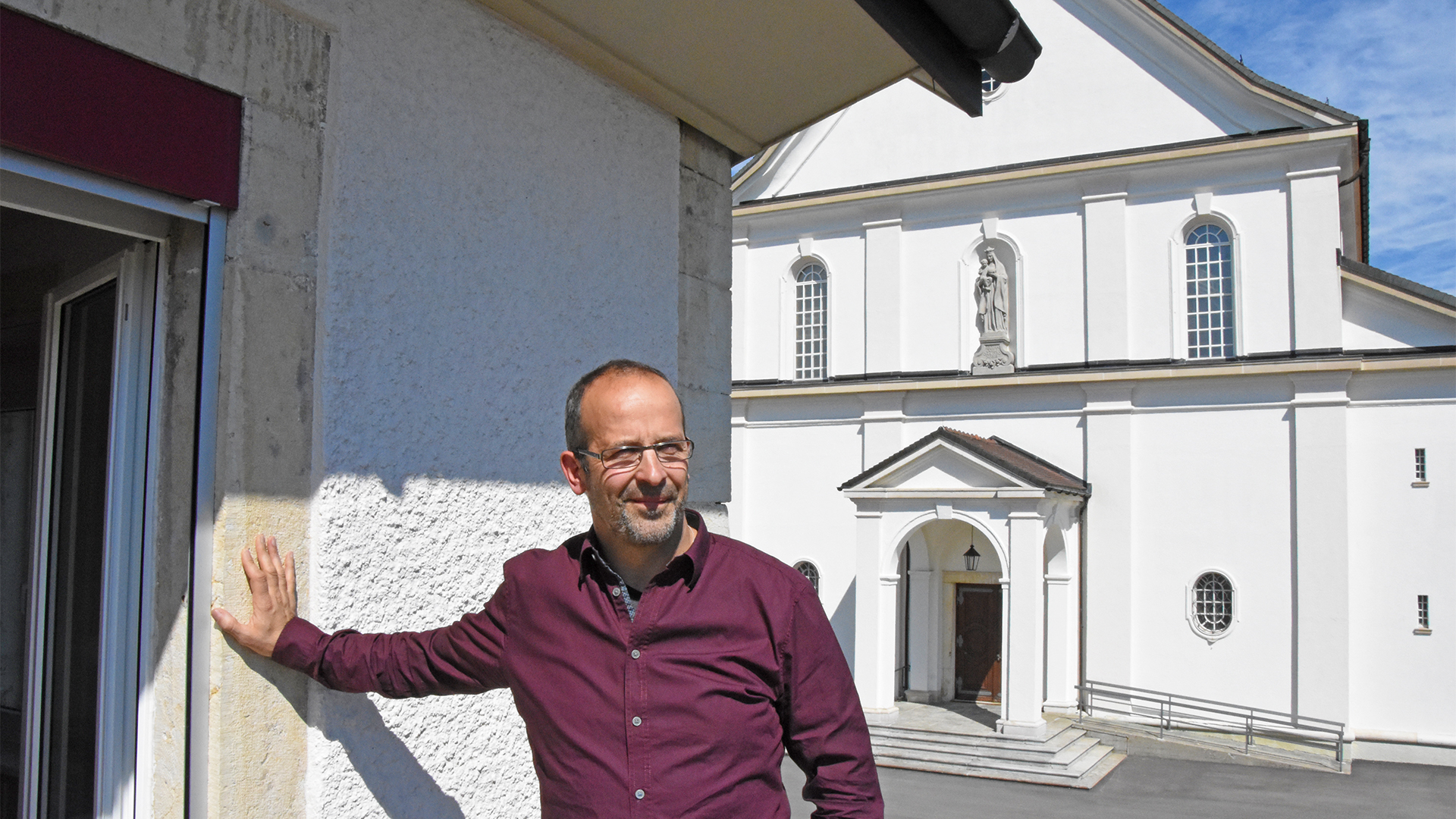 Le diacre Didier Berret, responsable de l’équipe pastorale des Franches-Montagnes, ici devant l'église de Saignelégier en 2016 | © Grégory Roth