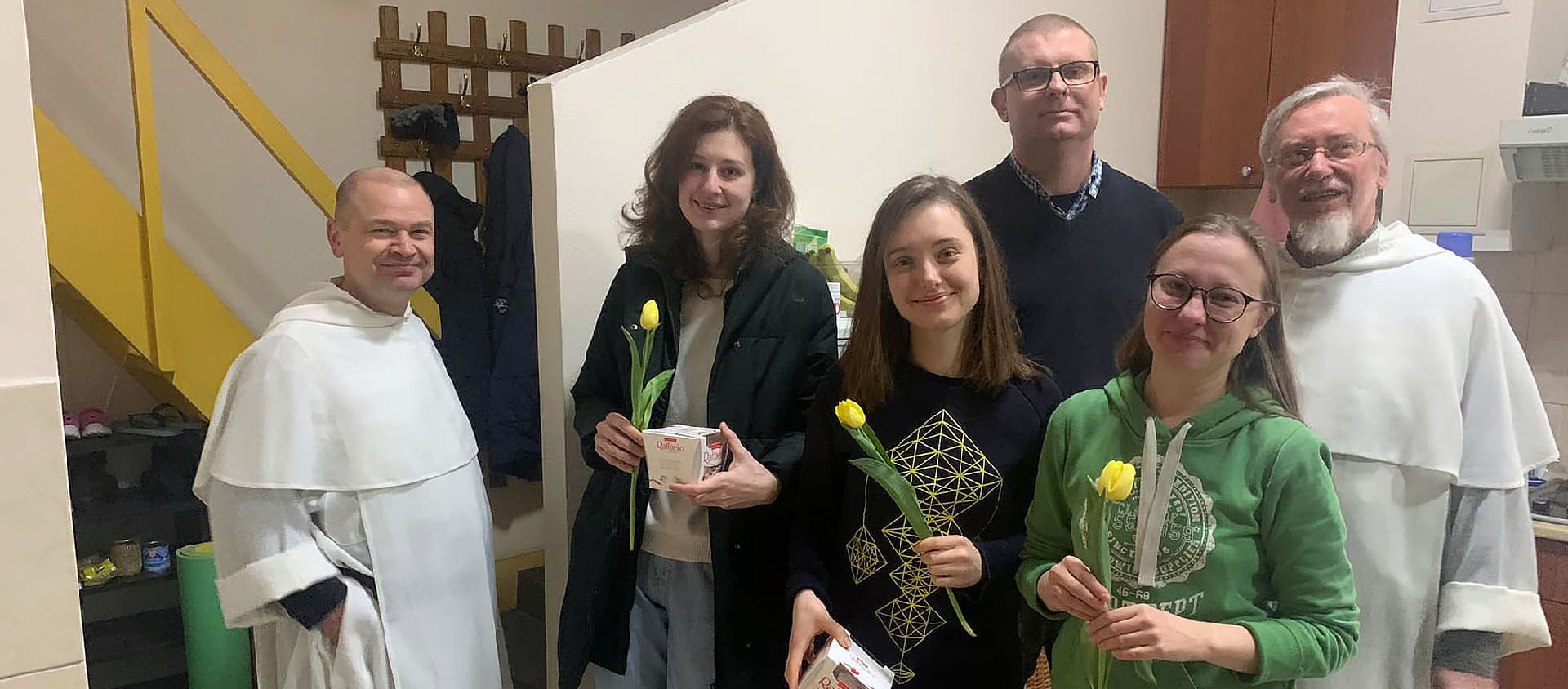 Le frère Jaroslaw Krawiec debout derrière au centre, est allé avec le frère Tomasz acheter des fleurs pour les femmes vivant et travaillant au prieuré à l'occasion de la Journée de la femme, le 8 mars | © Dominicains de Kiev 