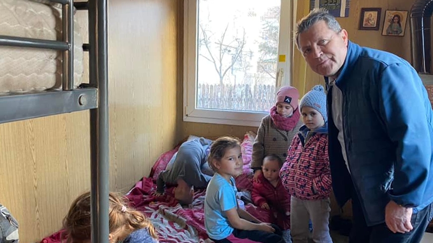 Le Père Eugen Blaj avec des enfants réfugiés | Saint Mary Mission 