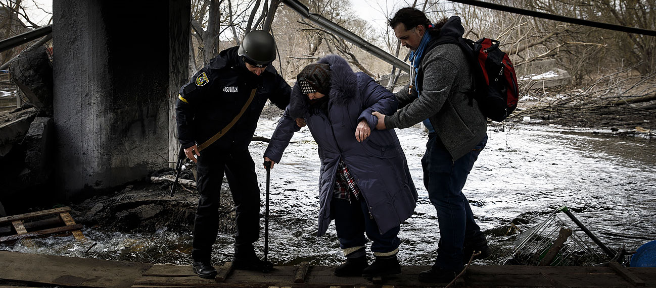 "Aujourd'hui, j'ai vu des photos de personnes qui ont été évacuées hier de Kiev. Ils pataugeaient dans la rivière Irpin glacée parce que le pont avait sauté et qu'il n'y avait pas d'autre moyen." | © KEYSTONE/LAIF/Gianluca Cecere