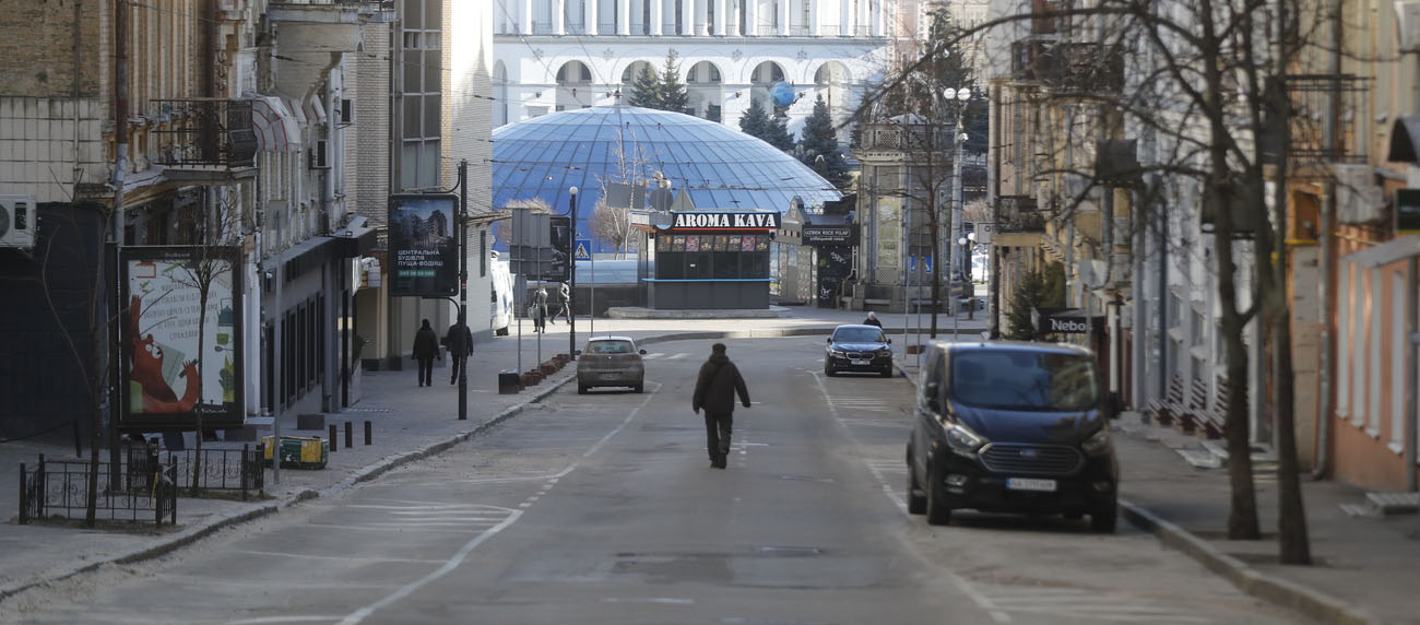 Kiev, le 26 février, est quasi déserte. Beaucoup d'habitants ont déjà fui la ville dès le début de la guerre, deux jours plus tôt | © Keystone/EPA/ZURAB KURTSIKIDZE