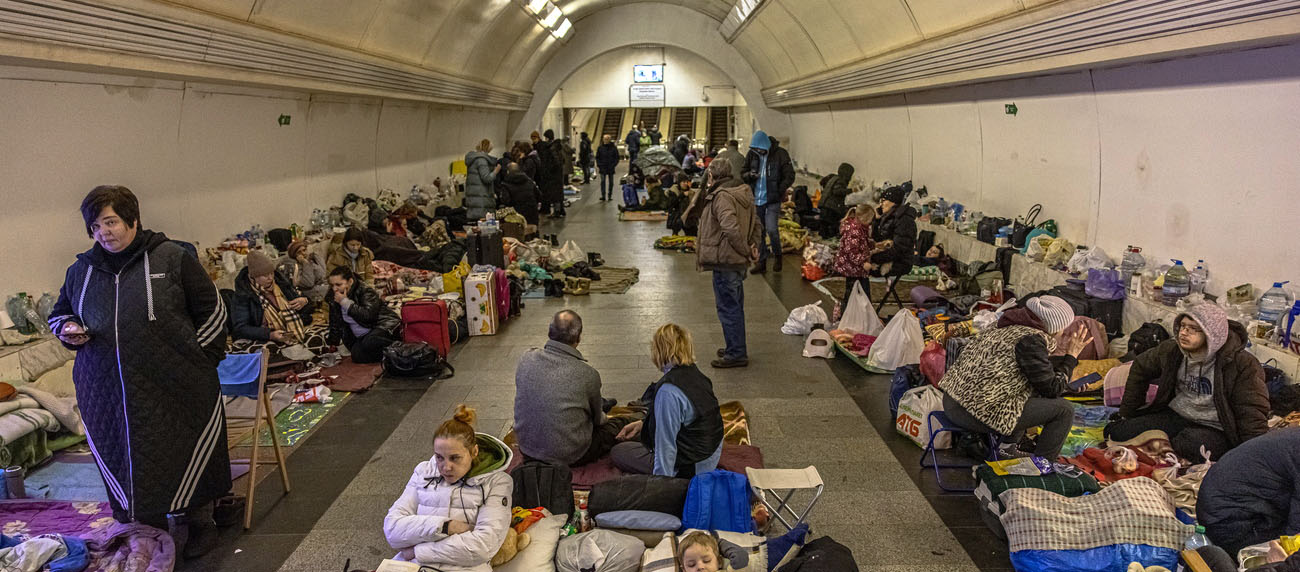 De nombreux habitants de Kiev s'abritent dans le métro, un endroit sûr en cas de bombardement | © Keystone/EPA/ROMAN PILIPEY