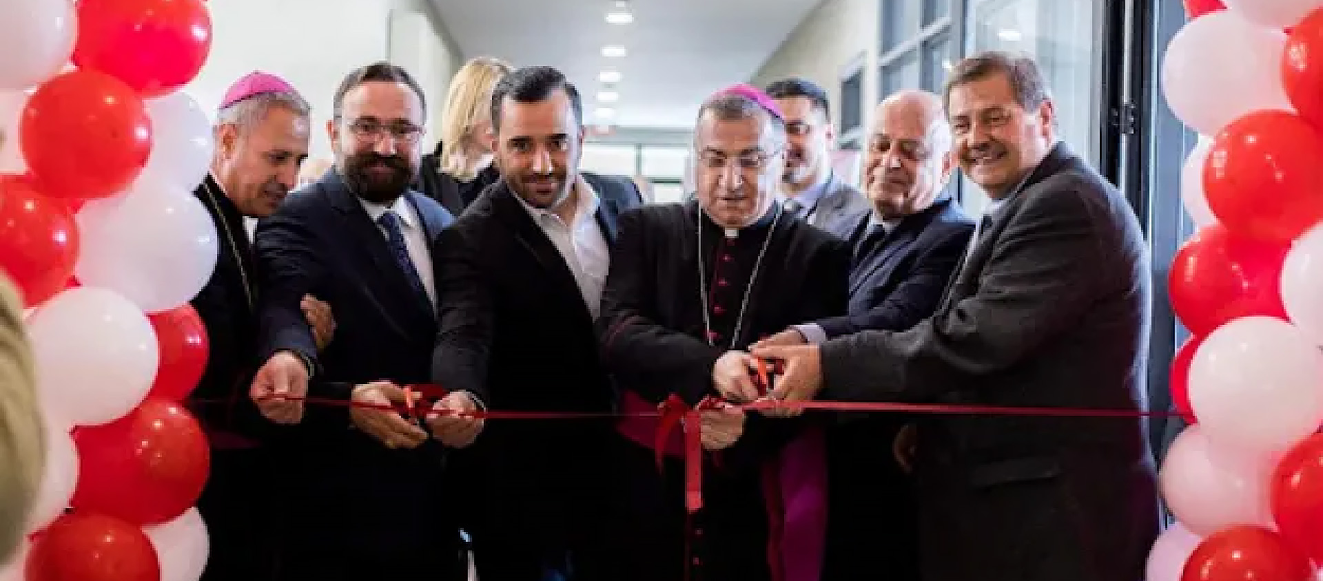 L'archevêque catholique chaldéen Bashar Warda (au centre), s'est joint à Alejandro Bermudez (à l'extrême droite), rédacteur en chef du groupe ACI et de la Catholic News Agency, lors d'une cérémonie marquant le lancement de l'agence de presse en langue arabe à Erbil, en Irak, le 25 mars 2022 | © ACi-MENA