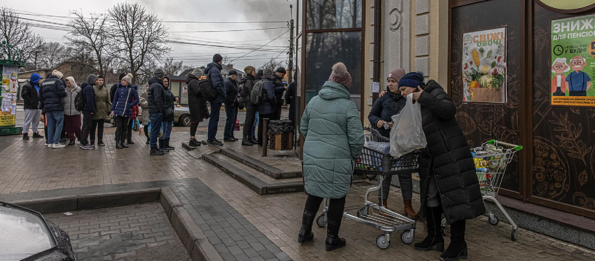 Les queues s'allongent devant les magasins à Kiev | © Keystone/EPA/ROMAN PILIPEY