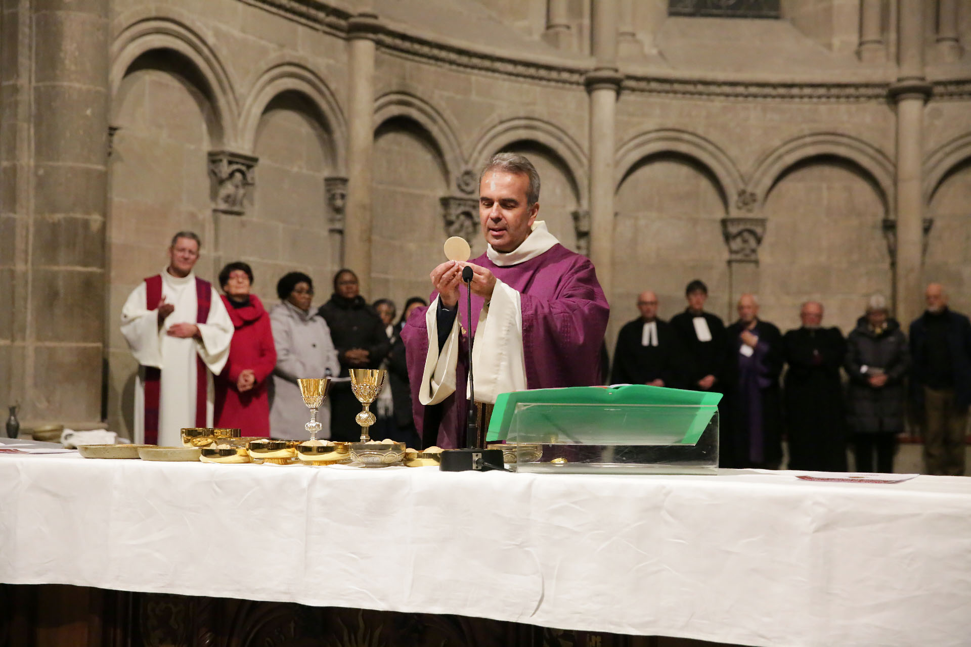 L'abbé Pascal Desthieux préside l'eucharistie dans la cathédrale de Genève lors d'une messe historique | © Bernard Hallet