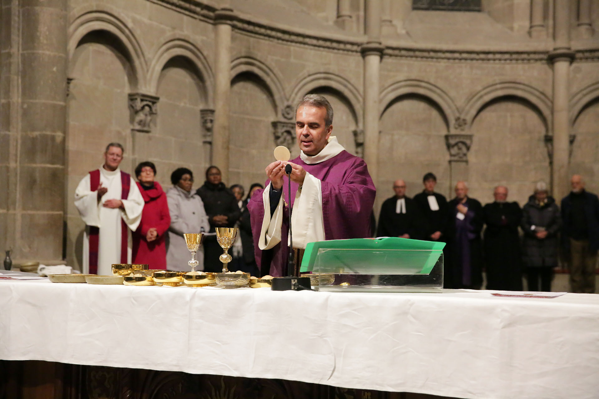 L'abbé pascal Desthieux préside l'eucharistie dans la cathédrale de Genève lors d'une messe historique | © Bernard Hallet