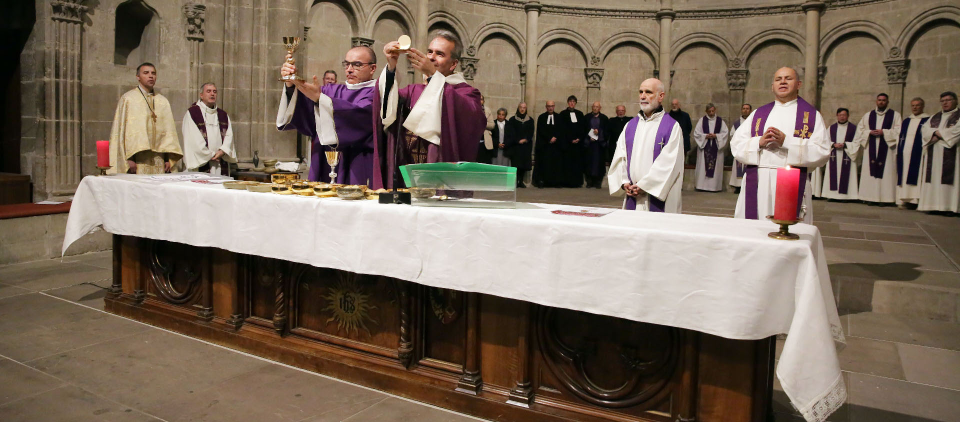 L'abbé pascal Desthieux préside l'eucharistie dans la cathédrale de Genève | © Bernard Hallet