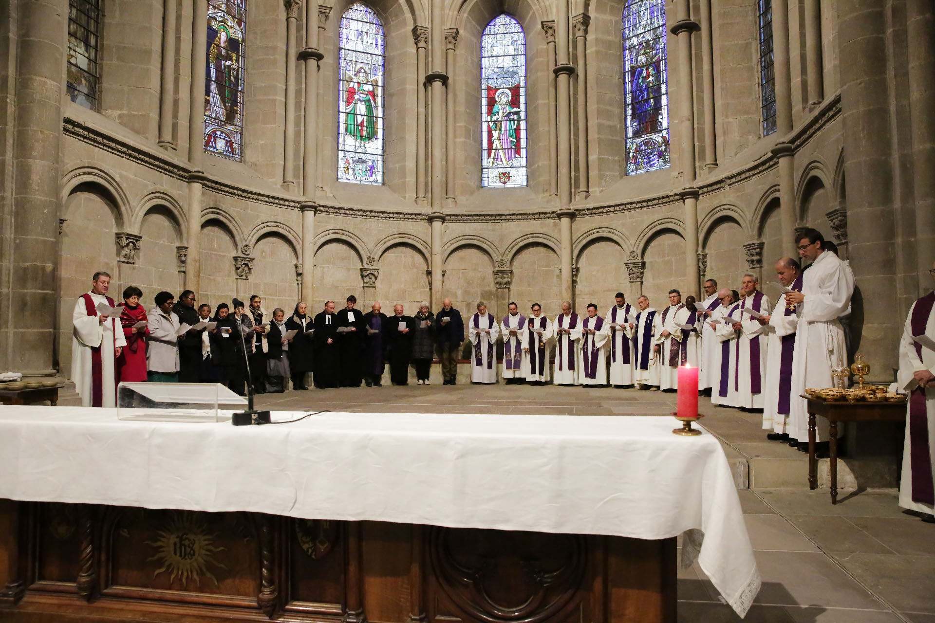 Les prêtres concélébrant la messe et les membres de la paroisse protestante se sont rassemblés dans le chœur de la cathédrale Saint-Pierre de Genève ce 5 mars 2022 | © Bernard Hallet