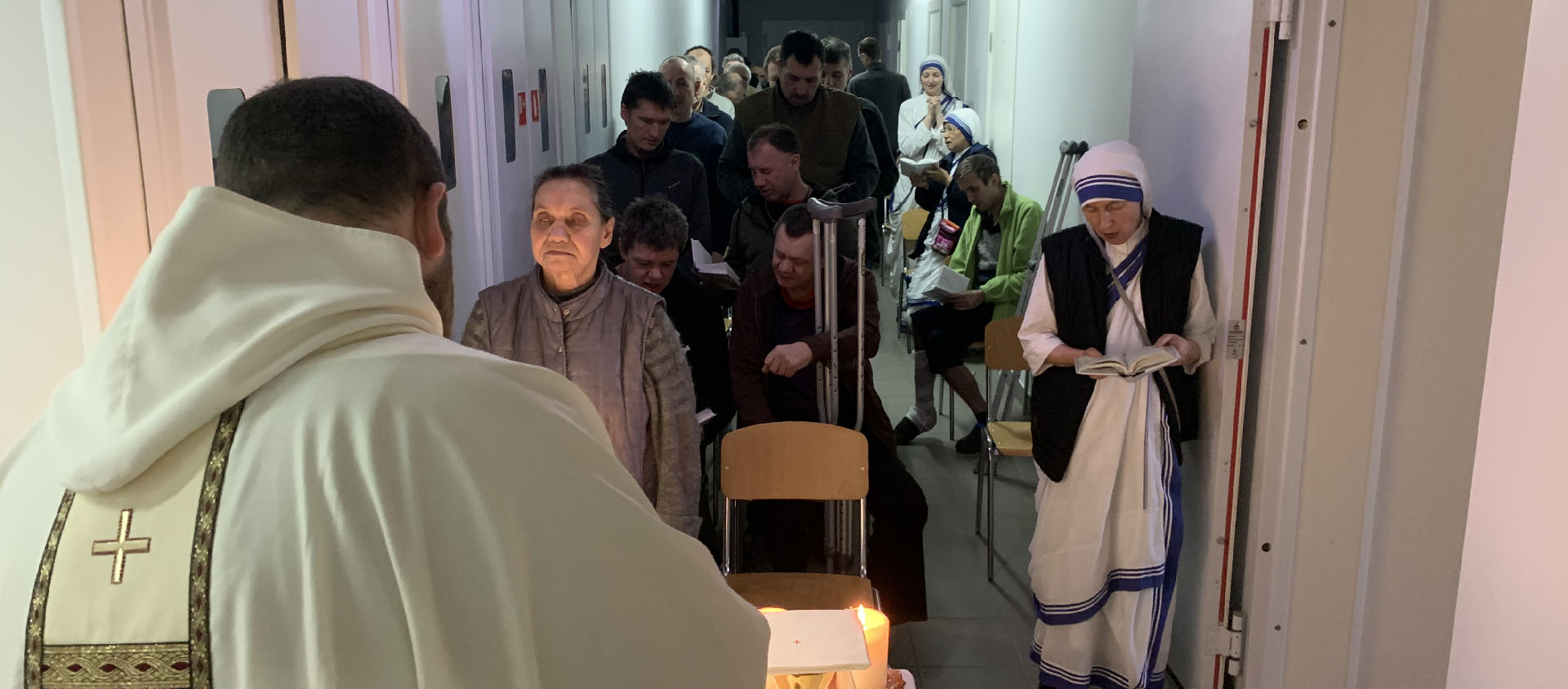 De passage chez les soeurs de la Charité, les dominicains célèbrent la messe dans les sous-sols du prieuré où elles ont installé la chapelle | © Jaroslav Krawiec