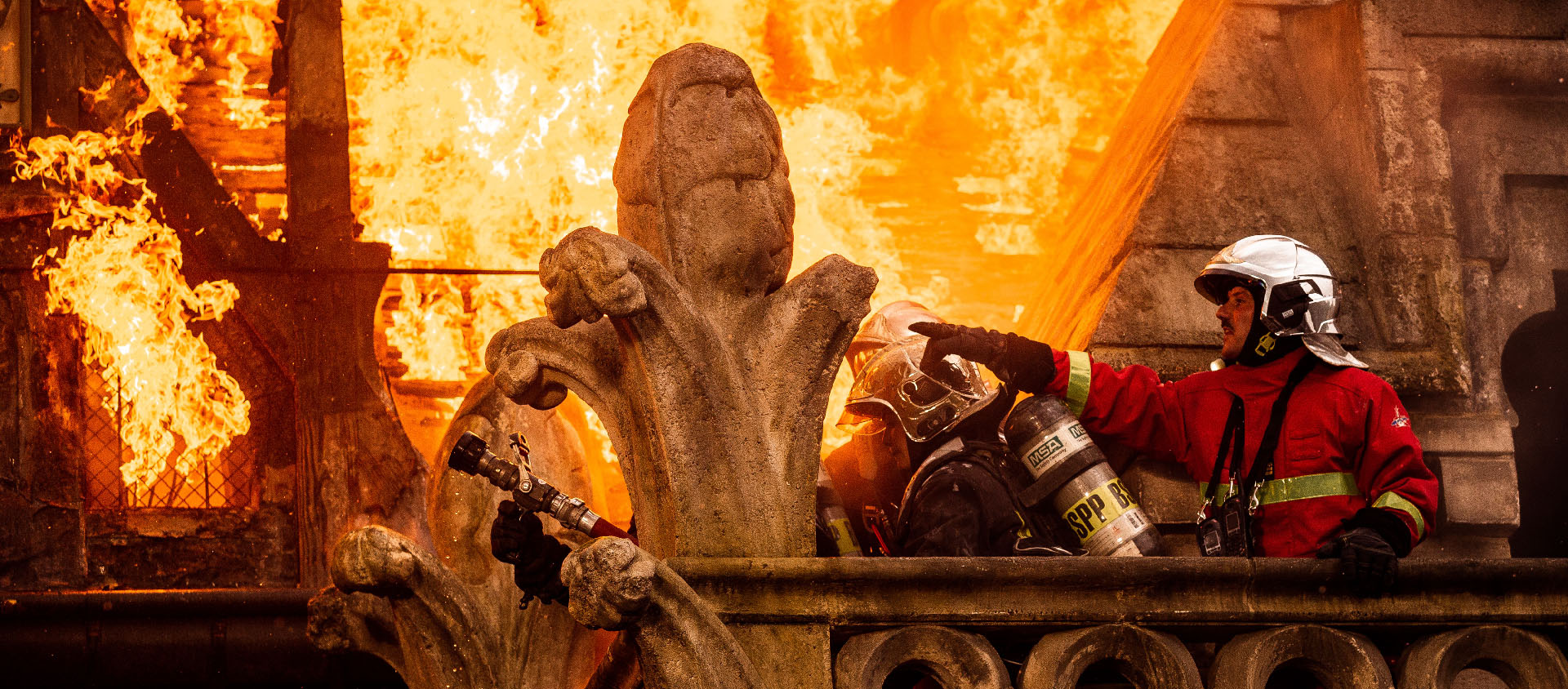 Les pompiers se sont battus durant quinze heures contre les flammes | © Mickael Lefevre – BSPP/Pathé film