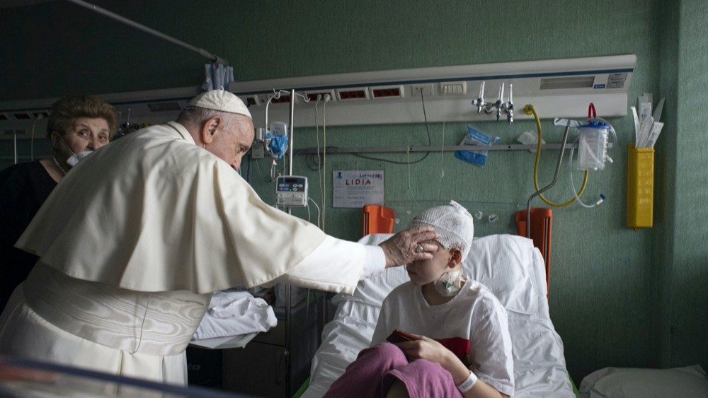 Le pape François visite des enfants ukrainiens à l’hôpital du Bambino Gesù  | ©  Vatican Media