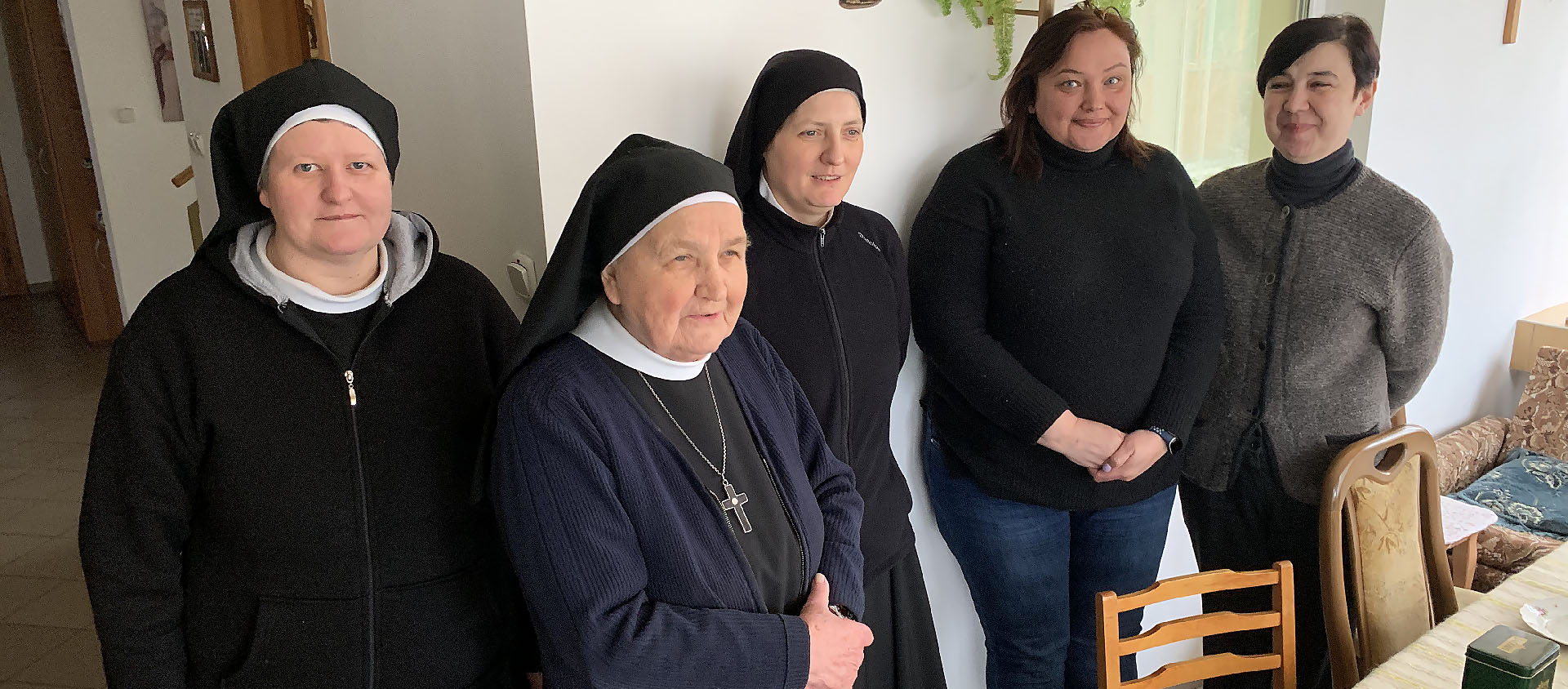 Trois des sœurs dominicaines du prieuré de Fastiv avec des bénévoles | © J. Krawiec