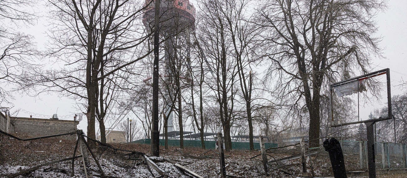La tour de la télévision à Kiev a été touchée par un missile russe. | © Keystone/EPA/ROMAN PILIPEY