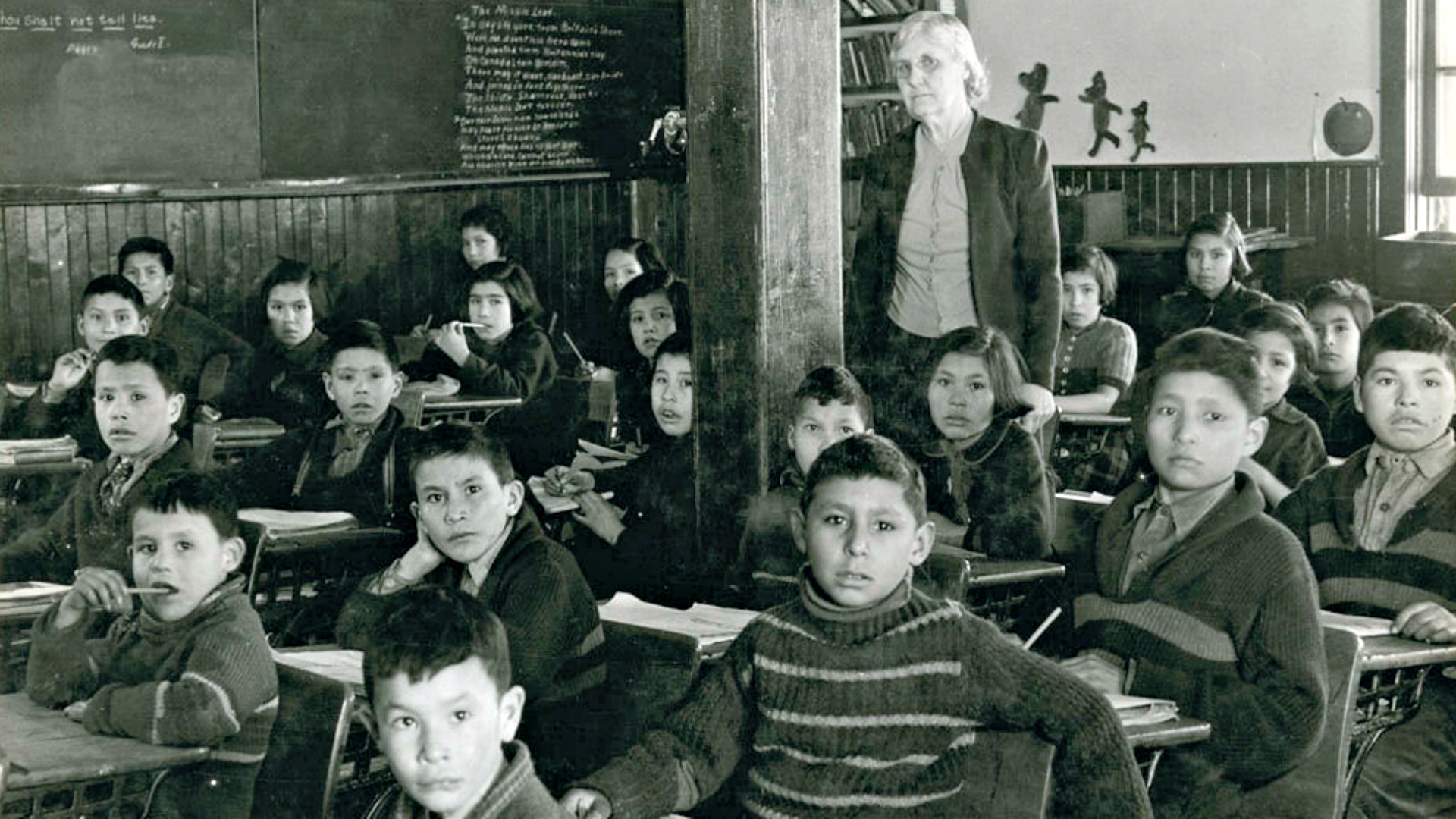 Élèves cris et leur professeure au pensionnat indien de All Saints, (École missionnaire anglicane), Lac La Ronge, au Saskatchewan, mars 1945 | © flickr/
 Bud Glunz/cc
