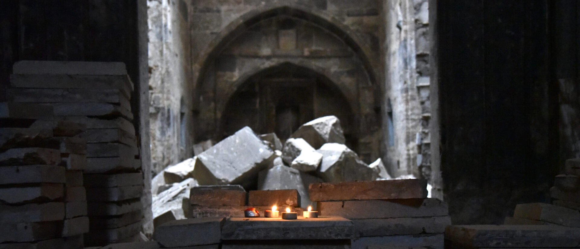 Des bougies allumées dans la cathédrale chaldéenne de Mossoul (Irak), détruite pendant la guerre | © Raphaël Zbinden