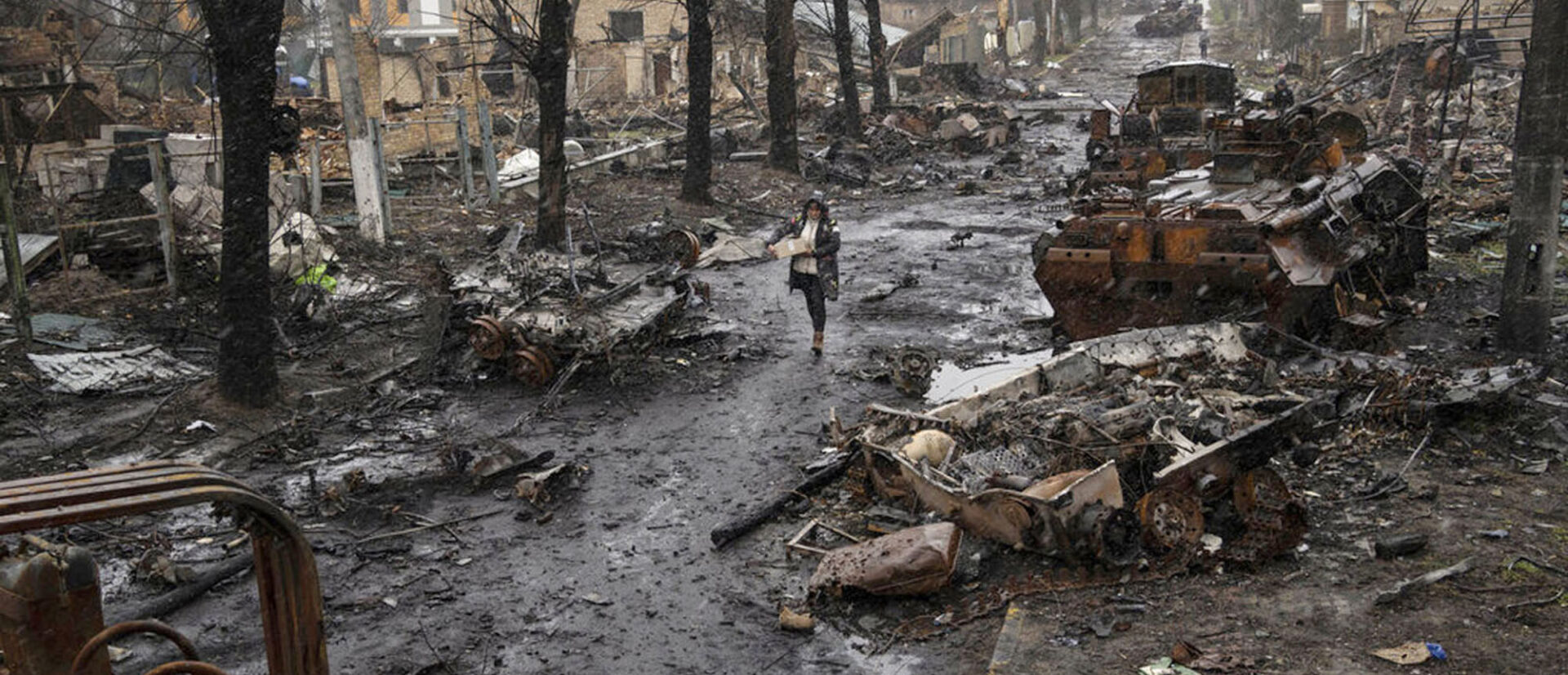 «Quelle victoire sera celle de celui qui plantera un drapeau sur un champ de ruines?», se demande le pape François | photo: une femme marchant dans les rues de Boutcha (Ukraine), le 3 avril 2022 © AP Photo/Rodrigo Abd/Flickr/CC BY 2.0